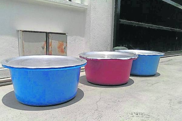 等待发酵的面团,置放在太阳底下“天然加热”,完全不添加任何化学剂。
