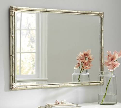 在风水学来说，镜子在家居中可是不能乱放的，因为镜子具有能收能放的功效，一定要放到适合的地方，否则弄巧成拙，招来凶煞。