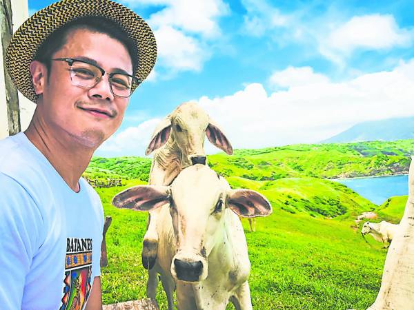 牧场里小牛一点都不怕生,还跑前来与萧文亨一起selfie呢!