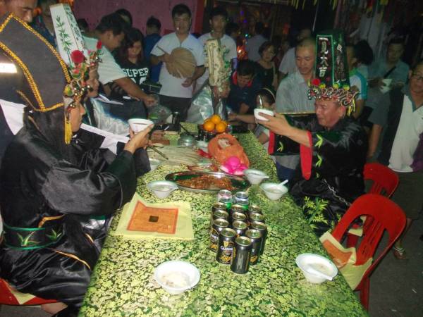 阴神一年一度相聚会，互相嘘寒问暖，互敬美酒。