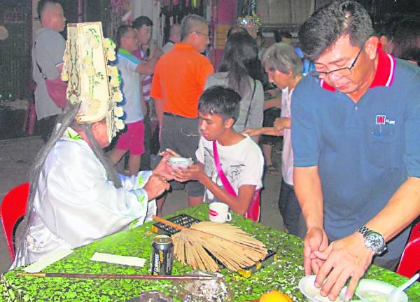 主神南圣宫大爷伯在阴神相会前，先为信众加持。 