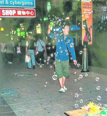 陈松华在武吉免登摆摊卖泡泡枪，没想到生意特好，让他充满信心。