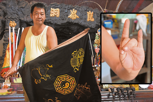 乩童郑添德指出,农历七月出夜街,如觉得心神不宁,不妨手结法主公的“五雷法印”,然后心中默念几遍法主公的名字,可祛邪安神一切逢凶化吉。