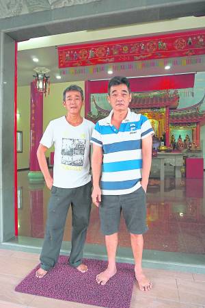 左边是弟弟阿文、右边是哥哥阿由,即是虎爷伯的童身。