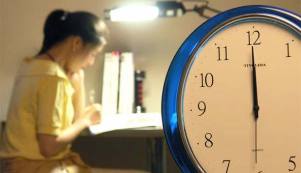 鬼阴气最旺的时候也是在深夜,熬夜很容易致邪气入侵。