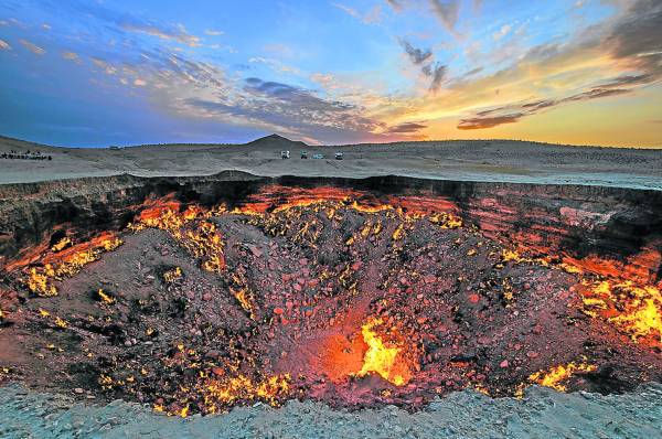 直径约为70米的中亚沙漠大火坑，被当地人称之为“地狱之门”。