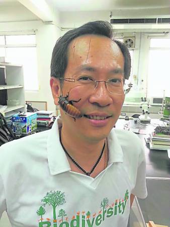 常年与昆虫为伍的李昭扬,无惧昆虫在脸上爬。