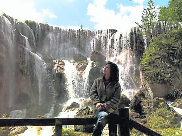 气势澎湃的瀑布壮丽艳美!