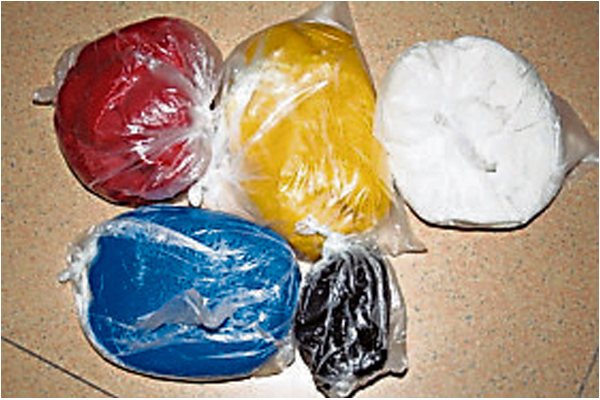 五彩面团必须以塑料包裹，避免水份蒸发后变硬。