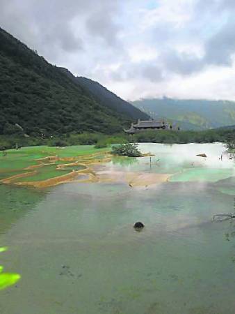 黄龙池水异常清澈,透过池水可见到池底岩面的五彩斑斓石纹。