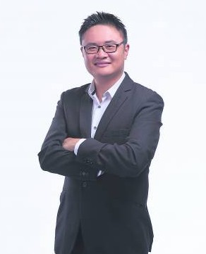 李师父表示,今年属上火下金,金被火克,政治会动荡,加上可能会是大选年,可在家的东南方(喜庆星方位)安一盏灯,摆放一些大叶的植物、山水灵画,官运会更通畅。