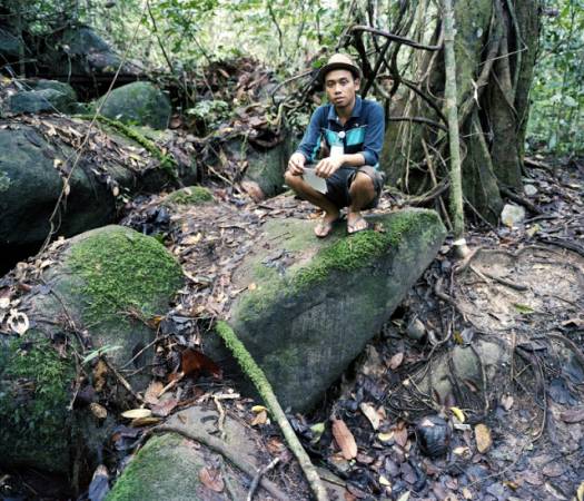 Gunung Gading 的马来青年解说员和萊佛士花苞（红圈）合照。