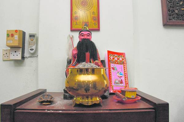 将《通胜》放在神台上,经过长时间被香火熏染,会变得更有灵气,功效绝非一般!