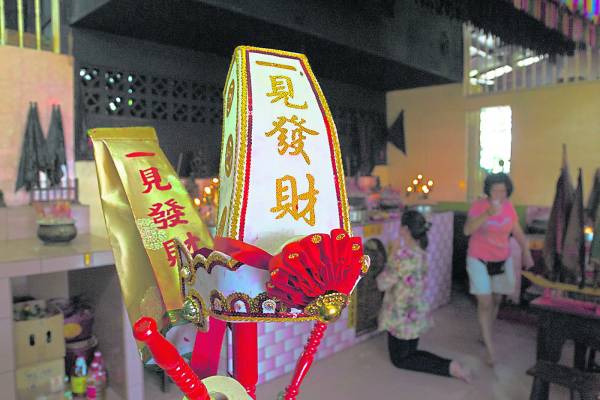 农历七月,巡阴府虽然没有聘请大戏歌台,不过也会有拜祭仪式,开放给善信参与,不过只有一天,也就是七月十五日 。