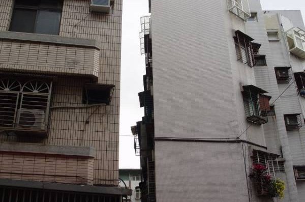 住宅面对大楼,前方两栋大厦靠的很近,使两栋大楼中间形成一道很狭窄之空隙,望眼望去仿似大楼被震切一分为二,此即为天斩煞!