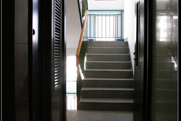 开门见楼梯，这在屋宅风水来说对财运及健康运都有不好的影响。