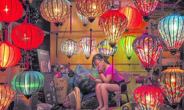 越南的华侨也会在家里点满灯笼，以赶走霉运。
