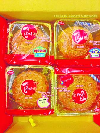 越南市面上的月饼，和一般中国传统的月饼没多大分别。