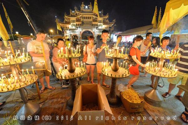 神诞期间,善男信女点灯祈福。