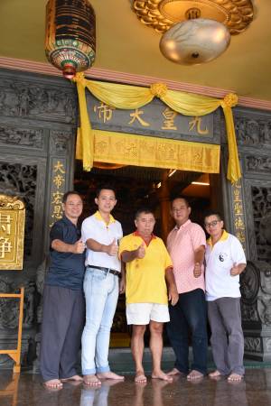 (左起)北海斗母宫执行秘书林锐达、文教组主任方裕祥、神务顾问赖兴祥、会务顾问吕良辉、总务曾河桦大合影。