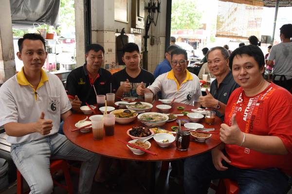 香喷喷的猪什咸菜汤及芋头饭，个个吃到竖起大拇指。 宏桔饮食中心 地址：6955, 6948, Jalan Permatang Tengah, 12300 Butterworth, Pulau Pinang. GPS导航：5.433761, 100.385498