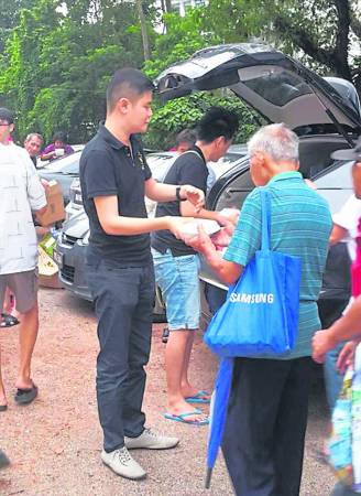 热心公益的拿督吴承澔医生积极参与街头派饭活动。