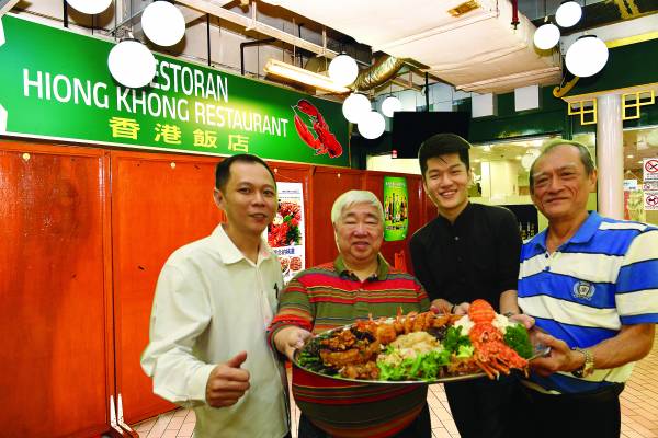 香港饭店老板王均仁（右一）身怀超过半个世纪厨艺经验，精于多种几乎失传的粤式手工菜，就连香港食神梁文韬尝过都赞好。左一为经理Eddie。