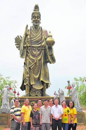 天保宫在各理事齐心协力下,越来越有声有色。(图左五为主持兼乩童林振财,右三为主席林岢辉。)