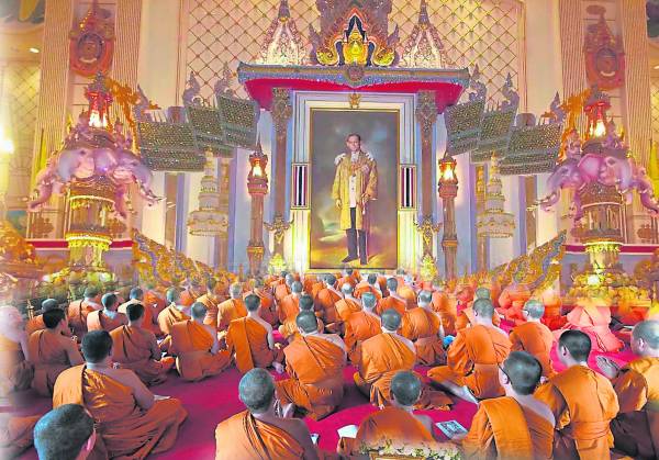 爱民如子的泰皇普密蓬在去年10月驾崩，其遗体还安奉在玉佛寺，让高僧日夜24小时不断诵经超渡。
