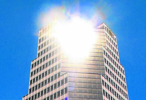 终日受对面建筑物体的玻璃反射光线，不论是居家或是办公大楼都容易造成有害的光煞。 
