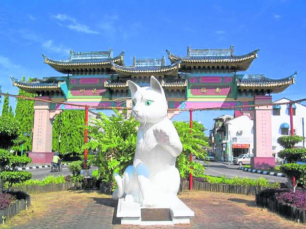 被誉为猫城的砂拉越古晋,竟然有好几处著名的猛鬼地带,不止吸引香港摄录队前来拍摄,而且还在鬼屋内进行招魂仪式……