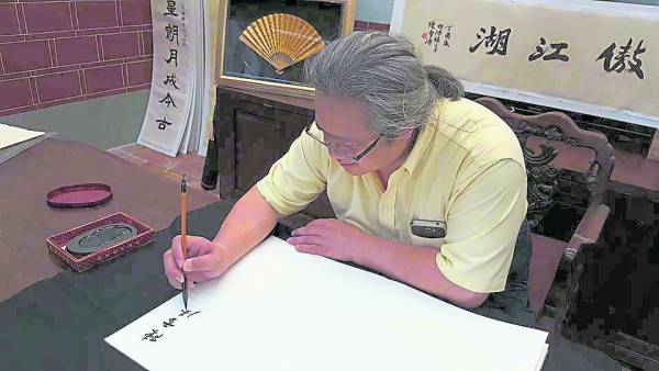 自幼学佛学武的陈雪涛老师，其画作精工细作，记者访问时，他还展示珍藏多年且价值连城的风水古籍。