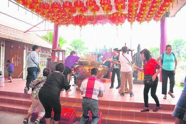 天保宫从当初的一间小庙,如今已发展成永平的新旅游景点,平常已香火旺盛,假日更是人潮汹涌。