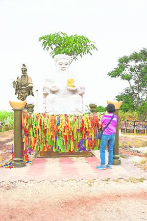 庙里还有各种的许愿彩带,供善信向各神明祈福。