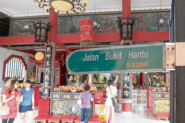 据知,早年的居民为了镇压“鬼山路”(JALAN BUKIT HANTU)不断出来闹事的“猛鬼”,而供奉地母娘娘,从此恢复宁静。
