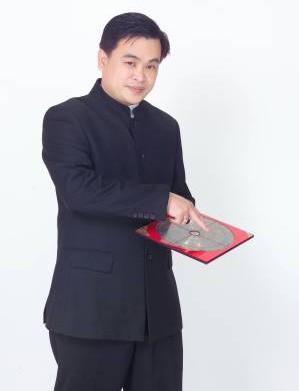 陈泇润师父温馨提醒，家中最好保持干净和通畅，即使是值钱的古董也不宜多。