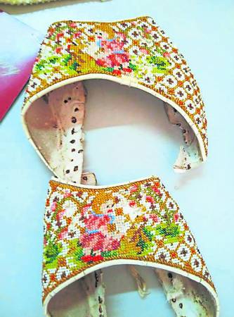 陈国柚珍藏多年的祖母百年绣珠鞋，虽然鞋板已损坏，但设计图案的部分依然完好无缺。 
