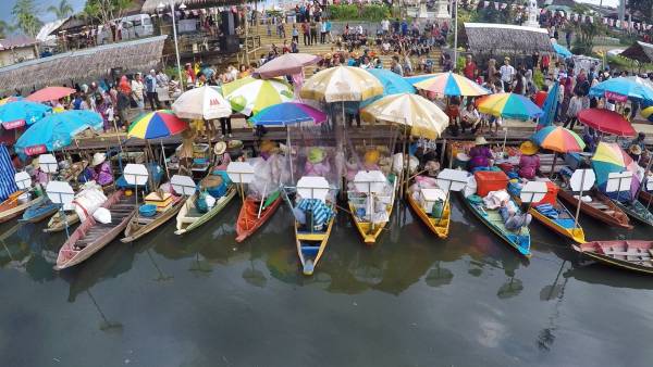 水上市场：合艾的旅游卖点之一，吸引很多外国人到来。