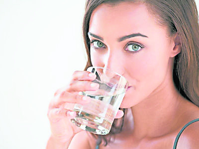 很多人都是渴了才喝 水，其实这是不利健康的。