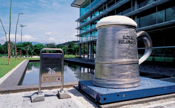这个巨大锡杯在1985年被列入吉尼斯世界记录。 皇家雪兰莪锡蜡博物馆 地址：4, Jalan Usahawan 6, Setapak Jaya, 53300 Kuala Lumpur. 电话：03-4145 6000 营业时间：9am - 5pm