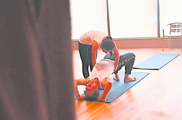  林芊妤与64 岁男学生同做瑜伽上演高难度动作。