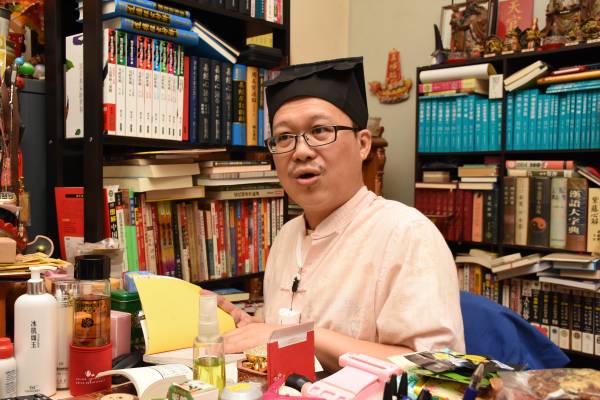 王忠文道长表示,无论有无宗教信仰,都可以使用文王圣卦来问所有正当的事情,这包括财运、感情、事业、风水、运程等。而通过文王圣卦作为媒介指点迷津,可少走冤枉路。