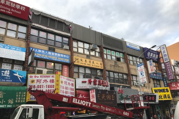 招牌面对住家的门,或是住家窗户旁有装设开灯的招牌,应尽量避免,尤其是大红色招牌,易产生瓦斯外泄或火灾等风险。