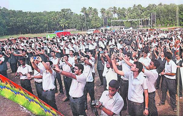 印度人热衷自拍，图为一间学校举行活动，逾一千名师生集体自拍。