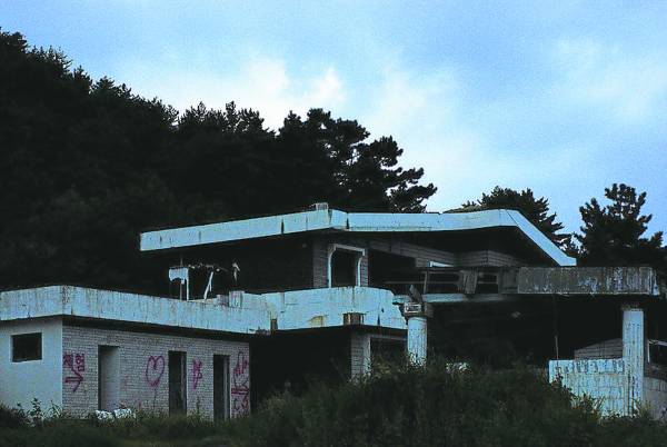 这间位于朝鲜庆尚北道海边的盈德住宅，屋主换了一个又一个，据传其地下室有一个军官和他怀孕的女友在此殉情，结果成了凶宅…… 