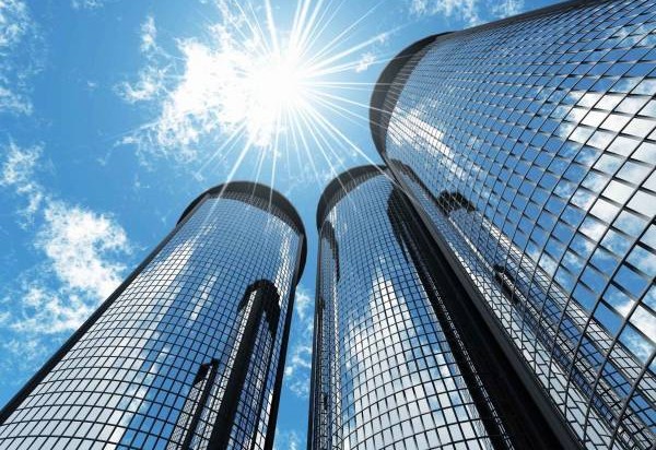 很多现代的大厦都用可以透光及从里面可以看到外面的反光玻璃，这种反光玻璃，对人体健康有害，要避之则吉。