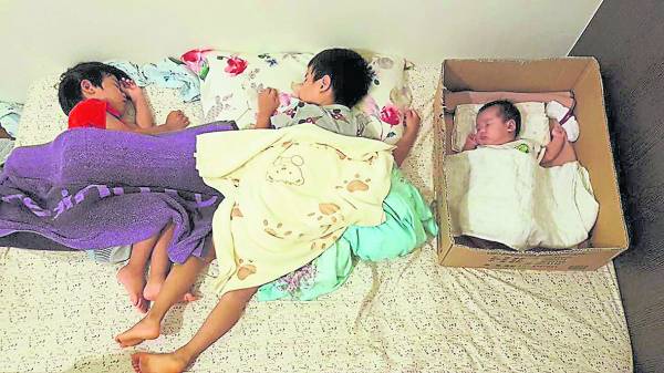纸箱当作婴儿床适合空间狭小的家庭，有助减少与婴儿同睡而发生意外。