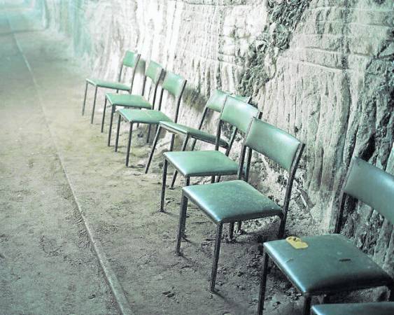 每天至少有约200人接受洞穴疗法,当中也包括了小孩子。