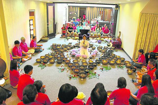 从国外收集的每个钵，瀚峰与母亲蔡宝珠老师都会召集108位炁学人，一起进行祝钵仪式。