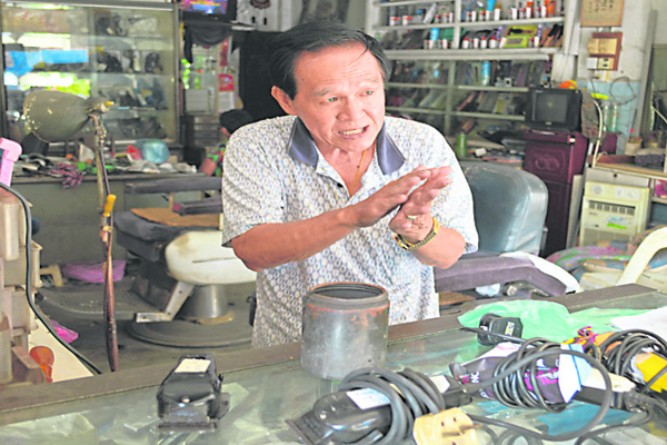 王木镇总是不厌其烦地向顾客讲解保养电剪的正确方法。